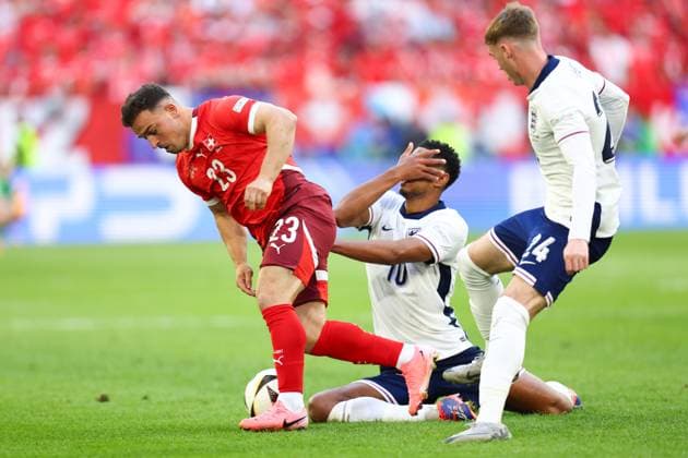 England gegen die Schweiz 6. Juli 2024, Düsseldorf UEFA EUROs Viertelfinale England gegen die Schweiz Jude Bellingham (England) geht zu Boden und hält sich das Gesicht, als Xherdan Shaqiri (Schweiz) Foto Charlotte Wilson Abseits Düsseldorf Deutschland  Copyright: xCharlottexWilsonx xOffsidexOffside