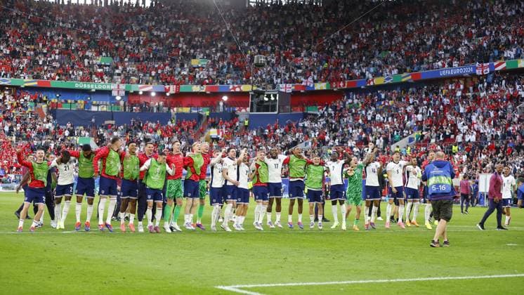 DUSSELDORF, Dusseldorf Arena ,06-07-2024 , European Football Championship Euro2024, round of 8 match no.48 between England and Switzerland, England acknowledges the fans England - Switzerland (Euro2024)  x25697468x Copyright: