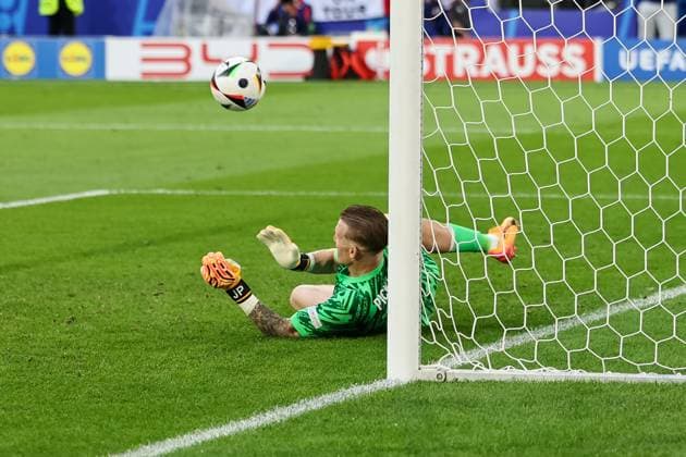 England goalkeeper Jordan Pickford England, 01 holds Swiss Manuel Akanjis shot Switzerland, 05 , Football, UEFA , European Championship, quarter-final 2024, England vs Switzerland, 06 07 2024, Duesseldorf Arena, Duesseldorf, Germany Duesseldorf Duesseldorf Arena Nordrhein Westfalen Germany Copyright: xGrantxHubbsx