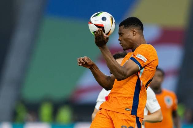 240706 Denzel Dumfries of Netherlands during the UEFA Euro 2024 Football Championship quarterfinal between Netherlands and Türkiye on July 6, 2024 in Berlin Photo Jesper Zerman BILDBYRAN kod JZ JZ0552 fotboll football soccer fotball fotballs em europamästerskap em uefa euro uefa european football championship euro 2024 nederländerna holland netherlands türkiye bbeng  Copyright: JESPERxZERMAN BB240706JZ034
