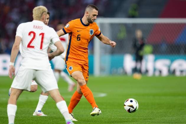 240706 Stefan De Vrij of Netherlands during the UEFA Euro 2024 Football Championship quarterfinal between Netherlands and Türkiye on July 6, 2024 in Berlin Photo Jesper Zerman BILDBYRAN kod JZ JZ0552 fotboll football soccer fotballs em europamästerskap em uefa euro uefa european football championship euro 2024 nederländerna holland netherlands türkiye bbeng  Copyright: JESPERxZERMAN BB240706JZ036