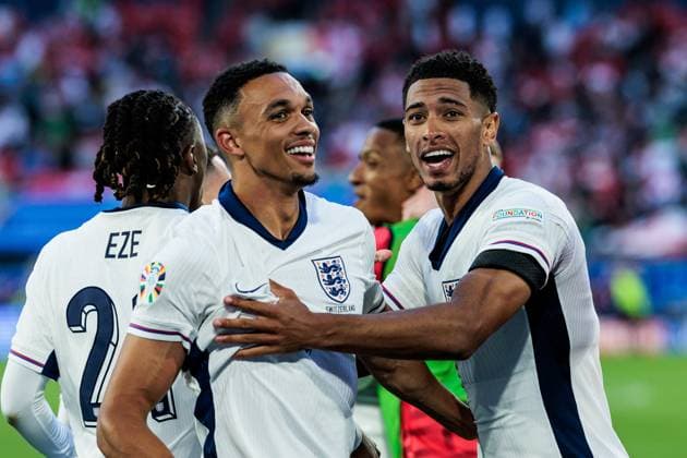 UEFA EURO 2024 England Switzerland 06 07 2024 England celebrate after winning the penalty shoot-out Trent Alexander Arnold England, 8 , Jude Bellingham England, 10 UEFA EURO 2024 England Switzerland Düsseldorf Arena, Düsseldorf on 06 07 2024 Copyright: xBEAUTIFULxSPORTS Wunderlx