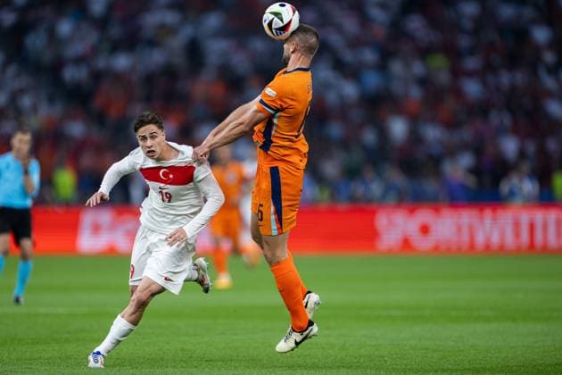 240706 Kenan Yildiz of Türkiye and Stefan De Vrij of Netherlands during the UEFA Euro 2024 Football Championship quarterfinal between Netherlands and Türkiye on July 6, 2024 in Berlin Photo Jesper Zerman BILDBYRAN kod JZ JZ0552 fotboll football soccer fotball fotballs em europamästerskap em uefa euro uefa european football championship euro 2024 nederländerna holland netherlands türkiye bbeng  Copyright: JESPERxZERMAN BB240706JZ041