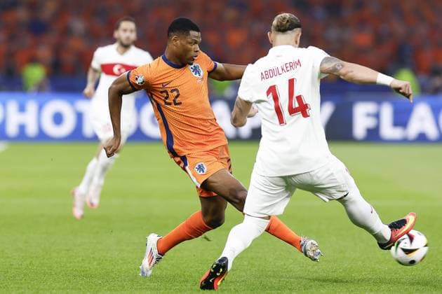 BERLIN, 06-07-2024, Olympia Stadium , European Football Championship Euro2024, Quarter finals match no.47 between Netherlands and Turkiye . Netherlands player Denzel Duimfries, Turkiye player Abdulkerim Bardakci. Netherlands - Turkiye (Euro2024)  x25698124x Copyright: