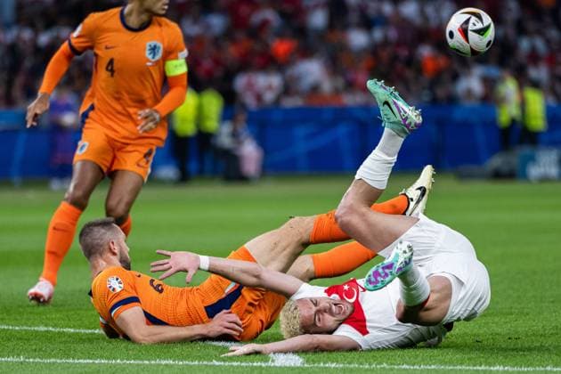 240706 Baris Alper Yilmaz of Türkiye and Stefan De Vrij of Netherlands during the UEFA Euro 2024 Football Championship quarterfinal between Netherlands and Türkiye on July 6, 2024 in Berlin Photo Jesper Zerman BILDBYRAN kod JZ JZ0552 fotboll football soccer fotball fotballs em europamästerskap em uefa euro uefa european football championship euro 2024 nederländerna holland netherlands türkiye bbeng  Copyright: JESPERxZERMAN BB240706JZ048