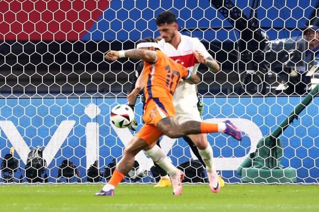 06 07 2024, xtgx, Football EM 2024 1 4 Final, Netherlands Turkey emspor, v l Memphis Depay Netherlands Samet Akaydin Turkey Turkey duel, action, action, battle for the ball UEFA REGULATIONS PROHIBIT ANY USE OF PHOTOGRAPHS as IMAGE SEQUENCES and or QUASI VIDEO Berlin