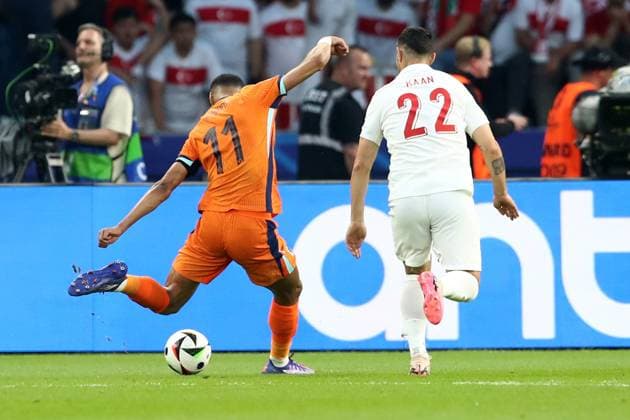06 07 2024, xtgx, Football EM 2024 1 4 Final, Netherlands Turkey emspor, v l Cody Gakpo Netherlands Kaan Ayhan Turkey Turkey duel, action, action, battle for the ball UEFA REGULATIONS PROHIBIT ANY USE OF PHOTOGRAPHS as IMAGE SEQUENCES and or QUASI VIDEO Berlin