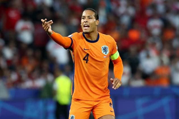 06 07 2024, xtgx, Football EM 2024 1 4 Final, Netherlands Turkey emspor, v l Virgil van Dijk Netherlands gives instructions, gesticulates, gesticulate with arms gives instructions, gesticulate UEFA REGULATIONS PROHIBIT ANY USE OF PHOTOGRAPHS as IMAGE SEQUENCES and or QUASI VIDEO Berlin