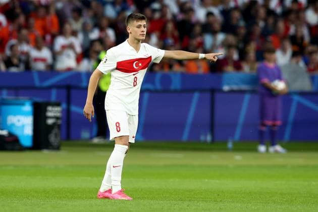 06 07 2024, xtgx, Football EM 2024 1 4 Final, Netherlands Turkey emspor, v l Arda Güler Turkey Turkey gives instructions, gesticulates, gesticulate with arms gives instructions, gesticulate UEFA REGULATIONS PROHIBIT ANY USE OF PHOTOGRAPHS as IMAGE SEQUENCES and or QUASI VIDEO Berlin