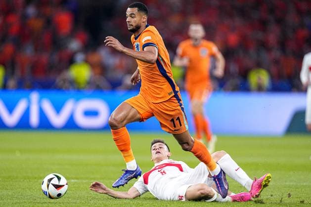 2024-07-06 Netherlands v Turkiye - Quarter-Final - UEFA EURO, EM, Europameisterschaft,Fussball 2024 BERLIN, GERMANY - JULY 6: Arda Guler of Turkiye tries to tackle Cody Gakpo of the Netherlands during the Quarter-Final - UEFA EURO 2024 match between Netherlands and Turkiye at Olympiastadion on July 6, 2024 in Berlin, Germany. (Photo by Joris Verwijst BSR Agency) Berlin Germany Content not available for redistribution in The Netherlands directly or indirectly through any third parties. Copyright: xBSRxAgencyx