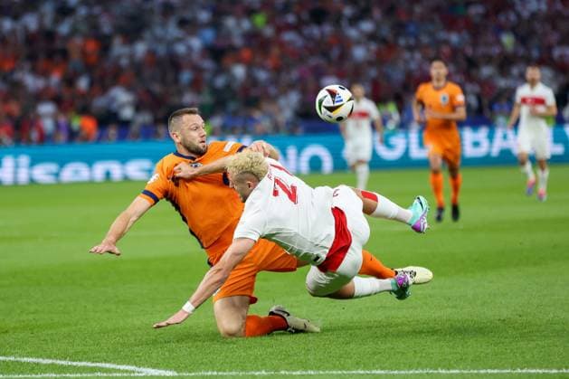 BERLIN 06.07.2024 MECZ 1 4 FINALU CWIERCFINAL MISTRZOSTW EUROPY 2024: HOLANDIA - TURCJA --- QUARTERFINAL UEFA EURO, EM, Europameisterschaft,Fussball 2024 MATCH: THE NETHERLANDS - TURKEY STEFAN DE VRIJ BARIS ALPER YILMAZ FOT. PIOTR KUCZA FOTOPYK NEWSPIX.PL --- Newspix.pl  240706PYK0038