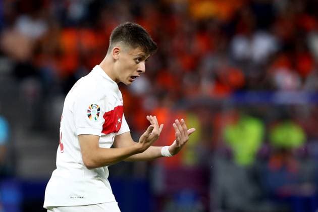 06 07 2024, xtgx, Football EM 2024 1 4 Final, Netherlands Turkey emspor, v l Arda Güler Turkey Turkey gives instructions, gesticulates, gesticulate with arms gives instructions, gesticulate UEFA REGULATIONS PROHIBIT ANY USE OF PHOTOGRAPHS as IMAGE SEQUENCES and or QUASI VIDEO Berlin