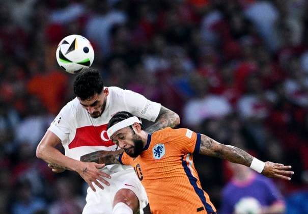Germany Soccer Euro 2024 Netherlands - Turkey 8724059 06.07.2024 Turkey s Samet Akaydin, left, and Netherlands Memphis Depay struggle for a ball during the UEFA EURO, EM, Europameisterschaft,Fussball 2024 quarter final soccer match between Netherlands and Turkey at the Olympiastadion in Berlin, Germany. Turkey s Ferdi Kadoglu Alexey Filippov Sputnik Berlin Germany  Copyright: xAlexeyxFilippovx