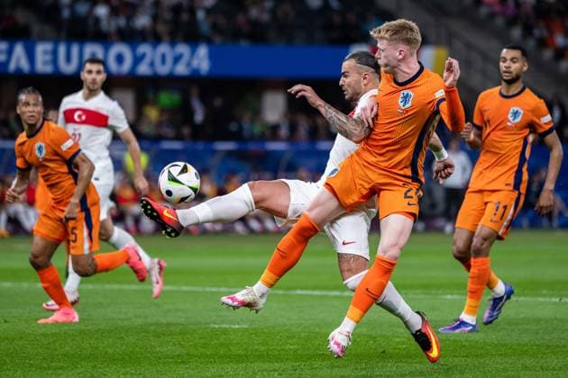 240706 Abdulkerim Bardakci of Türkiye and Jerdy Schouten of Netherlands during the UEFA Euro 2024 Football Championship quarterfinal between Netherlands and Türkiye on July 6, 2024 in Berlin Photo Jesper Zerman BILDBYRAN kod JZ JZ0552 fotboll football soccer fotball fotballs em europamästerskap em uefa euro uefa european football championship euro 2024 nederländerna holland netherlands türkiye bbeng  Copyright: JESPERxZERMAN BB240706JZ062