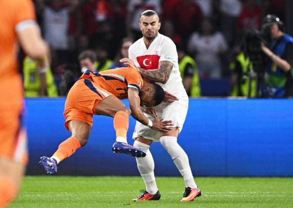 Germany Soccer Euro 2024 Netherlands - Turkey 8724081 06.07.2024 Netherlands Cody Gakpo, left, and Turkey s Samet Akaydin struggle for a ball during the UEFA EURO, EM, Europameisterschaft,Fussball 2024 quarter final soccer match between Netherlands and Turkey at the Olympiastadion in Berlin, Germany. Turkey s Ferdi Kadoglu Alexey Filippov Sputnik Berlin Germany  Copyright: xAlexeyxFilippovx