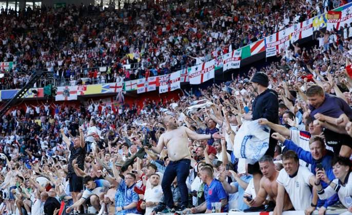 England v Switzerland: Quarter-Final - UEFA EURO, EM, Europameisterschaft,Fussball 2024 England Fans celebrate after winning the UEFA EURO 2024 quarter-final match between England and Switzerland at Düsseldorf Arena on July 6, 2024 in Dusseldorf, Germany. Düsseldorf Düsseldorf Arena Germany Germany Copyright: xRichardxSellers Sportsphoto APLx 14044679