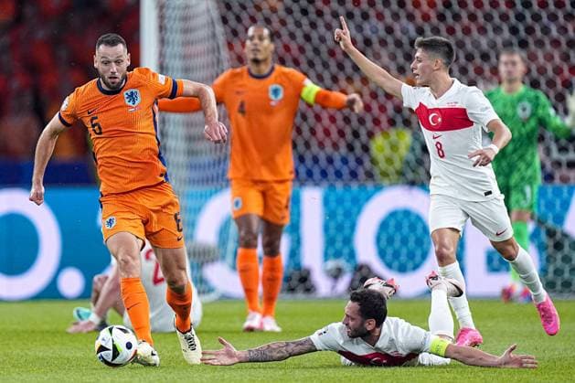 2024-07-06 Netherlands v Turkiye - Quarter-Final - UEFA EURO, EM, Europameisterschaft,Fussball 2024 BERLIN, GERMANY - JULY 6: Stefan de Vrij of the Netherlands dribbles past Hakan Calhanoglu of Turkiye on the ground during the Quarter-Final - UEFA EURO 2024 match between Netherlands and Turkiye at Olympiastadion on July 6, 2024 in Berlin, Germany. (Photo by Joris Verwijst BSR Agency) Berlin Germany Content not available for redistribution in The Netherlands directly or indirectly through any third parties. Copyright: xBSRxAgencyx