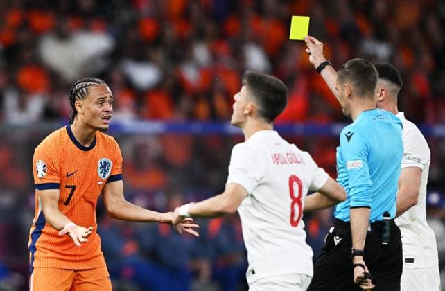 Germany Soccer Euro 2024 Netherlands - Turkey 8724088 06.07.2024 Referee Clement Turpin shows a yellow card to Netherlands Xavi Simons, left, during the UEFA EURO, EM, Europameisterschaft,Fussball 2024 quarter final soccer match between Netherlands and Turkey at the Olympiastadion in Berlin, Germany. Alexey Filippov Sputnik Berlin Germany  Copyright: xAlexeyxFilippovx