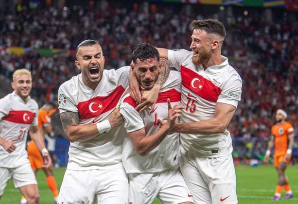 Fussball, Herren, Saison 2023 24, UEFA EURO, EM, Europameisterschaft,Fussball EM 2024, Viertelfinale in Berlin, Niederlande - Türkei, v. l. Kaan Ayhan (Türkei), Baris Alper Yilmaz (Türkei), Abdülkerim Bardakci (Türkei), Samet Akaydin (Türkei), Salih Özcan (Türkei), Jubel nach Tor zum 0:1, 06.07. 2024, *** Football, Men, Season 2023 24, UEFA Euro EM 2024, Quarterfinals in Berlin, Netherlands Turkey, f l Kaan Ayhan Turkey , Baris Alper Yilmaz Turkey , Abdülkerim Bardakci Turkey , Samet Akaydin Turkey , Salih Özcan Turkey , Cheering after goal to 0 1, 06 07 2024, Copyright: xSebastianxRäppold MatthiasxKochx