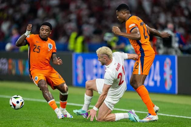 240706 Steven Bergwijn and Denzel Dumfries of Netherlands and Baris Alper Yilmaz of Türkiye during the UEFA Euro 2024 Football Championship quarterfinal between Netherlands and Türkiye on July 6, 2024 in Berlin Photo Jesper Zerman BILDBYRAN kod JZ JZ0552 fotboll football soccer fotballs em europamästerskap em uefa euro uefa european football championship euro 2024 nederländerna holland netherlands türkiye bbeng  Copyright: JESPERxZERMAN BB240706JZ078