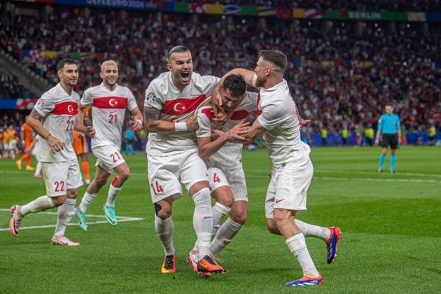Football, Men, Season 2023 24, UEFA Euro EM 2024, Quarterfinals in Berlin, Netherlands Turkey, f l Kaan Ayhan Turkey , Baris Alper Yilmaz Turkey , Abdülkerim Bardakci Turkey , Samet Akaydin Turkey , Salih Özcan Turkey , Cheering after goal to 0 1, 06 07 2024, Copyright: xSebastianxRäppold MatthiasxKochx