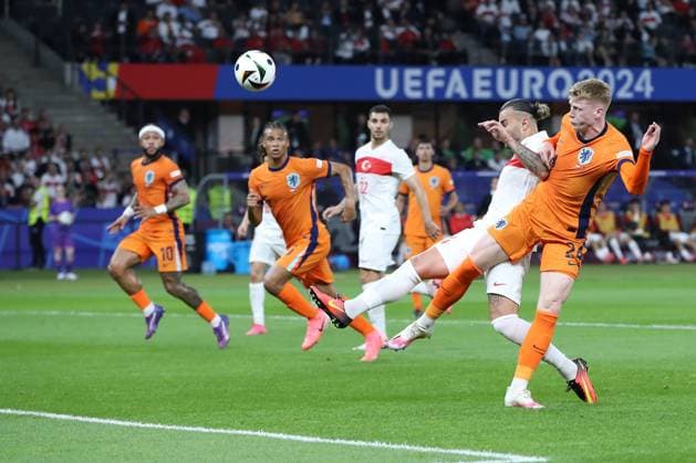 06 07 2024, xtgx, Football EM 2024 1 4 Final, Netherlands Turkey emspor, v l Abdulkerim Bardakci Turkey Turkey Jerdy Schouten Netherlands duel, action, action, battle for the ball UEFA REGULATIONS PROHIBIT ANY USE OF PHOTOGRAPHS as IMAGE SEQUENCES and or QUASI VIDEO Berlin