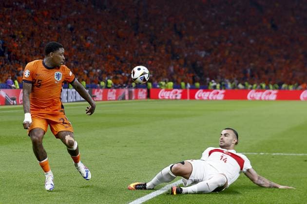 BERLIN, 06-07-2024, Olympia Stadium , European Football Championship Euro2024, Quarter finals match no.47 between Netherlands and Turkiye Netherlands player Steven Bergwijn, Turkiye player Abdulkerim Bardakci. Netherlands - Turkiye (Euro2024)  x25698541x Copyright: