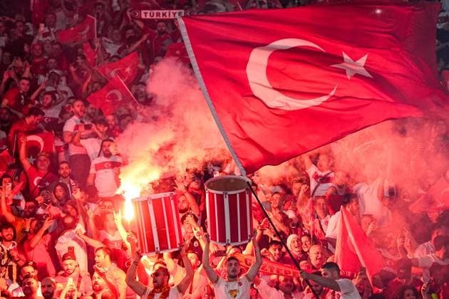 Sport Bilder des Tages Berlin, Germany, July 6th 2024: Fans of Turkiye celebrate the goal by Samet Akaydin (4 Turkiye) during the UEFA EURO, EM, Europameisterschaft,Fussball 2024 Germany quarterfinal football match between Netherlands and Turkiye at Olympiastadion in Berlin, Germany. (Daniela Porcelli SPP)  Copyright: xDanielaxPorcellix xSPPx spp-en-DaPoSp-20240706-_DP24321