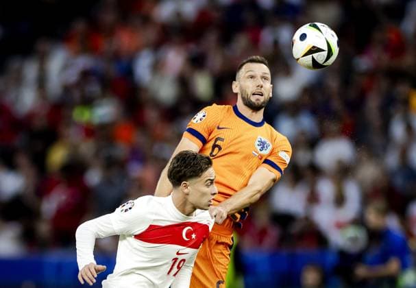 BERLIN - Kenan Yildiz of Turkey and Stefan De Vrij of Holland (l-r) during the UEFA EURO, EM, Europameisterschaft,Fussball 2024 quarter-final match between the Netherlands and Turkey at the Olympiastadion on July 6, 2024 in Berlin, Germany. ANP KOEN VAN WEEL UEFA EURO 2024 2024 xVIxANPxSportx xxANPxIVx 502919498 originalFilename: 502919498.jpg