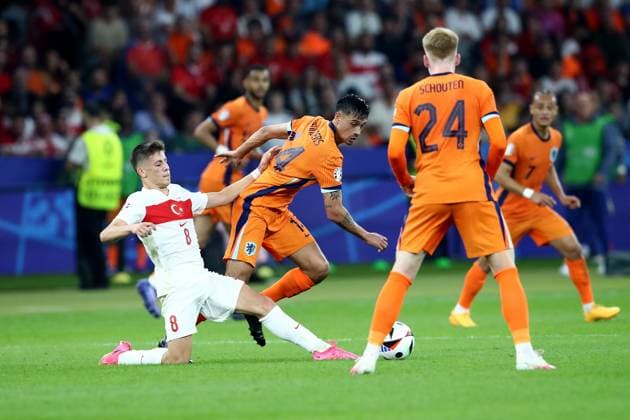 06 07 2024, xtgx, Football EM 2024 1 4 Final, Netherlands Turkey emspor, v l Arda Güler Turkey Turkey Tijjani Reijnders Netherlands duel, action, action, battle for the ball UEFA REGULATIONS PROHIBIT ANY USE OF PHOTOGRAPHS as IMAGE SEQUENCES and or QUASI VIDEO Berlin