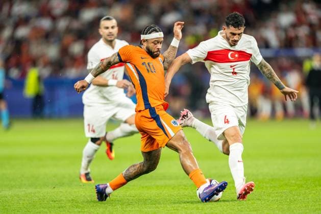Netherlands v Turkiye, UEFA EURO, EM, Europameisterschaft,Fussball 2024, Berlin, Germany Berlin, Germany. 06th, July 2024. Memphis Depay (10) of the Netherlands and Samet Akaydin (4) of Turkey seen during the UEFA Euro 2024 quarter final match between Netherlands and Turkiye at Olympiastadion in Berlin. Berlin Germany  Copyright: xGonzalesxPhoto FrederikkexJensenx