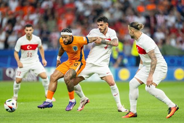 Netherlands v Turkiye, UEFA EURO, EM, Europameisterschaft,Fussball 2024, Berlin, Germany Berlin, Germany. 06th, July 2024. Memphis Depay (10) of the Netherlands and Samet Akaydin (4) of Turkey seen during the UEFA Euro 2024 quarter final match between Netherlands and Turkiye at Olympiastadion in Berlin. Berlin Germany  Copyright: xGonzalesxPhoto FrederikkexJensenx