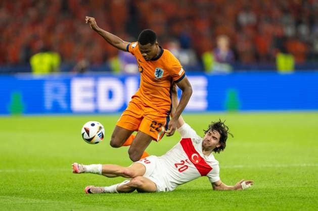 Netherlands v Turkiye, UEFA EURO, EM, Europameisterschaft,Fussball 2024, Berlin, Germany Berlin, Germany. 06th, July 2024. Denzel Dumfries (22) of the Netherlands and Ferdi Kadioglu (20) of Turkey seen during the UEFA Euro 2024 quarter final match between Netherlands and Turkiye at Olympiastadion in Berlin. Berlin Germany  Copyright: xGonzalesxPhoto FrederikkexJensenx