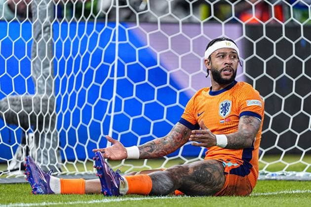 2024-07-06 Netherlands v Turkiye - Quarter-Final - UEFA EURO, EM, Europameisterschaft,Fussball 2024 BERLIN, GERMANY - JULY 6: Memphis Depay of the Netherlands on the ground after missing a big chance during the Quarter-Final - UEFA EURO 2024 match between Netherlands and Turkiye at Olympiastadion on July 6, 2024 in Berlin, Germany. (Photo by Joris Verwijst BSR Agency) Berlin Germany Content not available for redistribution in The Netherlands directly or indirectly through any third parties. Copyright: xBSRxAgencyx