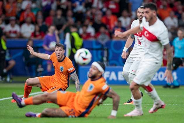 UEFA EURO 2024 Netherlands Turkey 06 07 2024 Wout Weghorst Netherlands, 9 hopes Memphis Depay Netherlands, 10 gets the ball UEFA EURO 2024 quarter-final Netherlands Turkey Olympiastadion Berlin, Berlin on 06 07 2024 Copyright: xBEAUTIFULxSPORTS Meuselx