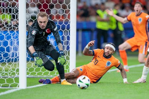 UEFA EURO 2024 Netherlands Turkey 06 07 2024 Memphis Depay Netherlands, 10 can only look after the ball, Mert Günok Turkey, 1 does not have to intervene UEFA EURO 2024 quarter-final Netherlands Turkey Olympiastadion Berlin, Berlin on 06 07 2024 Copyright: xBEAUTIFULxSPORTS Meuselx