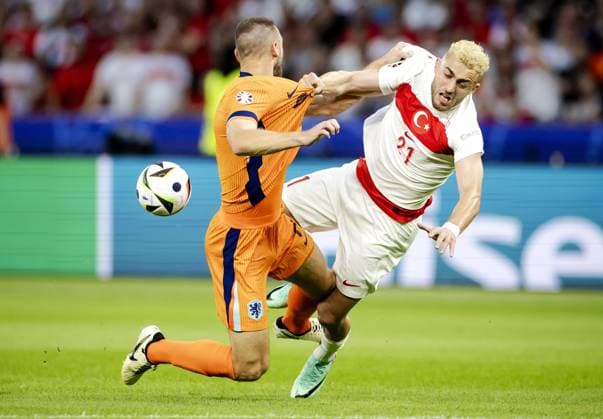 BERLIN - Stefan De Vrij of Holland and Baris Alper Yilmaz of Turkey (l-r) during the UEFA EURO, EM, Europameisterschaft,Fussball 2024 quarter-final match between the Netherlands and Turkey at the Olympiastadion on July 6, 2024 in Berlin, Germany. ANP KOEN VAN WEEL UEFA EURO 2024 2024 xVIxANPxSportx xxANPxIVx 502920045 originalFilename: 502920045.jpg