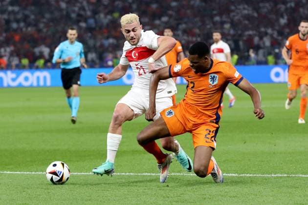 06 07 2024, xtgx, Football EM 2024 1 4 Final, Netherlands Turkey emspor, v l Baris Alper Yilmaz Turkey Turkey Denzel Dumfries Netherlands duel, action, action, battle for the ball UEFA REGULATIONS PROHIBIT ANY USE OF PHOTOGRAPHS as IMAGE SEQUENCES and or QUASI VIDEO Berlin