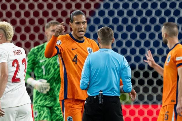 240706 Virgil van Dijk of Netherlands reacts during the UEFA Euro 2024 Football Championship quarterfinal between Netherlands and Türkiye on July 6, 2024 in Berlin Photo Jesper Zerman BILDBYRAN kod JZ JZ0552 fotboll football soccer fotballs em europamästerskap em uefa euro uefa european football championship euro 2024 nederländerna holland netherlands türkiye bbeng  Copyright: JESPERxZERMAN BB240706JZ097