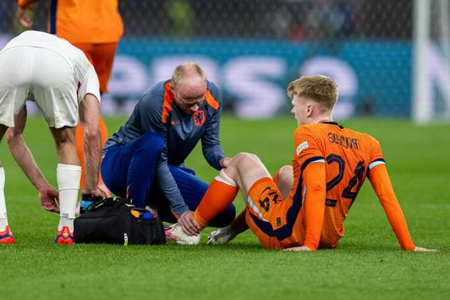 240706 Jerdy Schouten of Netherlands receives care during the UEFA Euro 2024 Football Championship quarterfinal between Netherlands and Türkiye on July 6, 2024 in Berlin Photo Jesper Zerman BILDBYRAN kod JZ JZ0552 fotboll football soccer fotball fotballs em europamästerskap em uefa euro uefa european football championship euro 2024 nederländerna holland netherlands türkiye bbeng  Copyright: JESPERxZERMAN BB240706JZ099