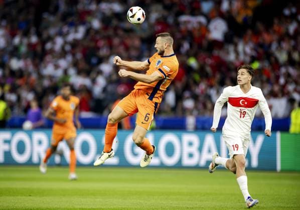 BERLIN - Stefan De Vrij of Holland and Kenan Yildiz of Turkey (l-r) during the UEFA EURO, EM, Europameisterschaft,Fussball 2024 quarter-final match between the Netherlands and Turkey at the Olympiastadion on July 6, 2024 in Berlin, Germany. ANP KOEN VAN WEEL netherlands out - belgium out Berlijn xVIxxIVx 502919385 originalFilename: 0707035147st.jpg