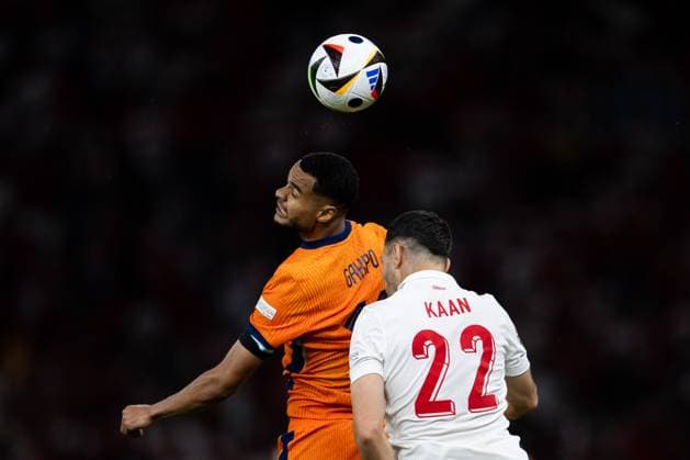 240706 Cody Gakpo of Netherlands and Kaan Ayhan of Türkiye during the UEFA Euro 2024 Football Championship quarterfinal between Netherlands and Türkiye on July 6, 2024 in Berlin Photo Jesper Zerman BILDBYRAN kod JZ JZ0552 fotboll football soccer fotball fotballs em europamästerskap em uefa euro uefa european football championship euro 2024 nederländerna holland netherlands türkiye bbeng  Copyright: JESPERxZERMAN BB240706JZ103
