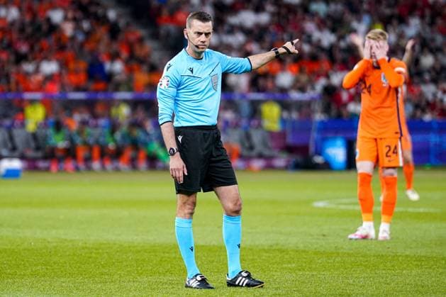 2024-07-06 Netherlands v Turkiye - Quarter-Final - UEFA EURO, EM, Europameisterschaft,Fussball 2024 BERLIN, GERMANY - JULY 6: referee Clement Turpin pointing during the Quarter-Final - UEFA EURO 2024 match between Netherlands and Turkiye at Olympiastadion on July 6, 2024 in Berlin, Germany. (Photo by Joris Verwijst BSR Agency) Berlin Germany Content not available for redistribution in The Netherlands directly or indirectly through any third parties. Copyright: xBSRxAgencyx