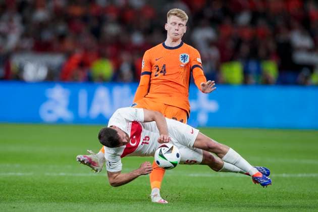 UEFA EURO 2024 Netherlands Turkey 06 07 2024 Salih Özcan Turkey, 15 in duel with Jerdy Schouten Netherlands, 24 UEFA EURO 2024 Quarter-final Netherlands Turkey Olympiastadion Berlin, Berlin on 06 07 2024 Copyright: xBEAUTIFULxSPORTS Meuselx