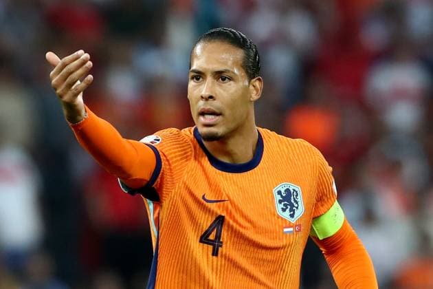 06 07 2024, xtgx, Football EM 2024 1 4 Final, Netherlands Turkey emspor, v l Virgil van Dijk Netherlands gives instructions, gesticulates, gesticulate with arms gives instructions, gesticulate UEFA REGULATIONS PROHIBIT ANY USE OF PHOTOGRAPHS as IMAGE SEQUENCES and or QUASI VIDEO Berlin