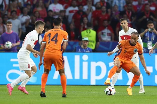 06 07 2024, xtgx, Football EM 2024 1 4 Final, Netherlands Turkey emspor, v l Xavi Simons Netherlands Mert Müldür Turkey Turkey UEFA REGULATIONS PROHIBIT ANY USE OF PHOTOGRAPHS as IMAGE SEQUENCES and or QUASI VIDEO Berlin