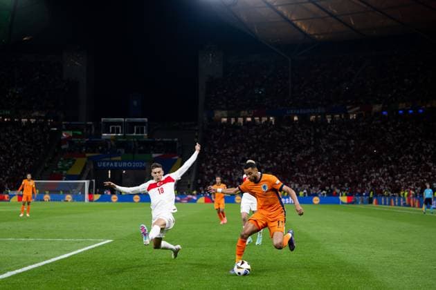 240706 Mert Muldur of Türkiye and Cody Gakpo of Netherlands during the UEFA Euro 2024 Football Championship quarterfinal between Netherlands and Türkiye on July 6, 2024 in Berlin Photo Jesper Zerman BILDBYRAN kod JZ JZ0552 fotboll football soccer fotball fotballs em europamästerskap em uefa euro uefa european football championship euro 2024 nederländerna holland netherlands türkiye bbeng  Copyright: JESPERxZERMAN BB240706JZ106