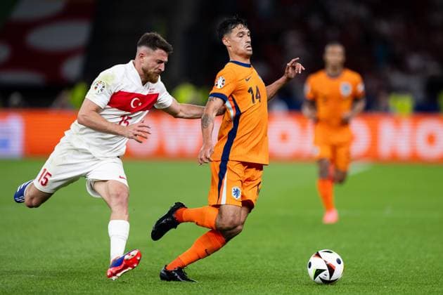 240706 Salih Özcan of Türkiye and Tijjani Reijnders of Netherlands during the UEFA Euro 2024 Football Championship quarterfinal between Netherlands and Türkiye on July 6, 2024 in Berlin Photo Jesper Zerman BILDBYRAN kod JZ JZ0552 fotboll football soccer fotball fotballs em europamästerskap em uefa euro uefa european football championship euro 2024 nederländerna holland netherlands türkiye bbeng  Copyright: JESPERxZERMAN BB240706JZ108