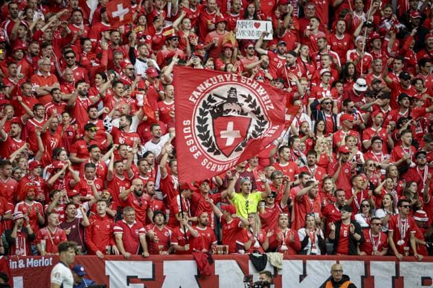 Ambiance avec des supporters de Suisse FOOTBALL :Angleterre vs Suisse - Euro 2024 quarter-final football - Dusseldorf Arena 06 07 2024 ElyxandroCegarra Panoramic 