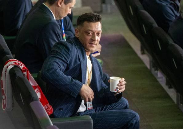 Fussball, Herren, Saison 2023 24, UEFA EURO, EM, Europameisterschaft,Fussball EM 2024, Viertelfinale in Berlin, Niederlande - Türkei, im Bild: Mesut Özil, er saß eine Reihe hinter Recep Tayyip Erdogan (Präsident der Republik Türkei), 06.07. 2024, *** Football, men, season 2023 24, UEFA Euro EM 2024, quarterfinals in Berlin, Netherlands Turkey, in the picture Mesut Özil, he sat one row behind Recep Tayyip Erdogan President of the Republic of Turkey , 06 07 2024, Copyright: xMatthiasxKochx